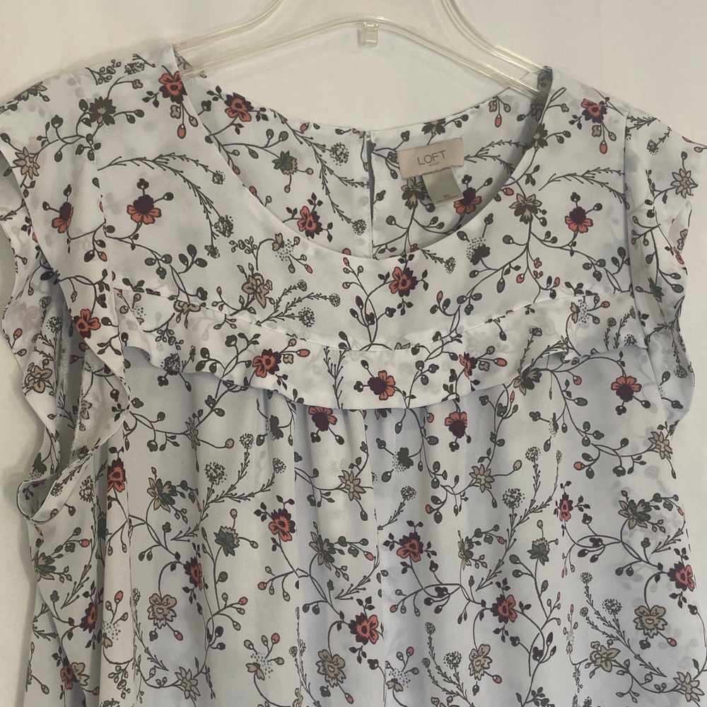 LOFT White Floral Cap Sleeve Blouse XL Pit to Pit 25” Preworn SO PRETTY - Picture 6 of 13